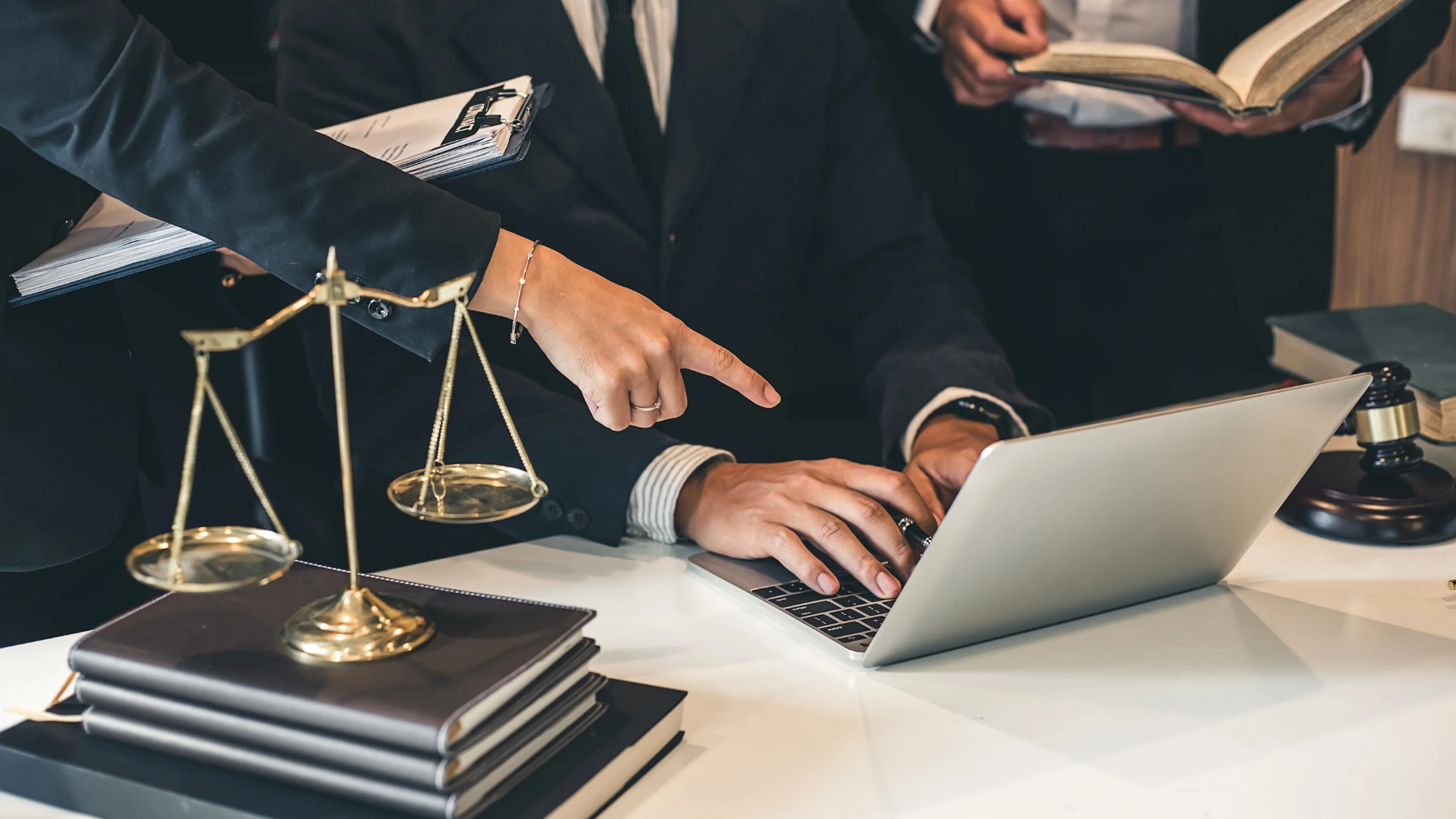 Corporate Lawyer vs. Litigation Lawyer in Bali and Lombok: 2025 White-Collar Crime and Corporate Liability